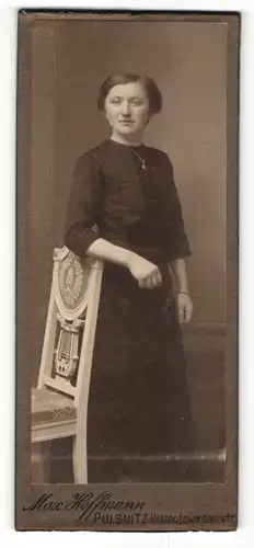 Fotografie Max Hoffmann, Pulsnitz, Portrait junge Dame im schwarzen Kleid an einem Stuhl