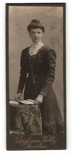 Fotografie Voigt vorm. Kolby, Zwickau, Portrait junges Mädchen im schwarzen Kleid mit Buch