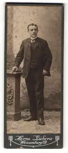 Fotografie Herm. Lüders, Weissenburg i.B., Portrait junger Herr im schwarzen Anzug