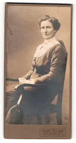 Fotografie Carl Thies, Hannover, Portrait feine Dame in einem Stuhl