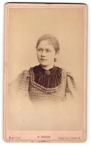 Fotografie H. Noack, Berlin, Portrait junges Mädchen im karierten Kleid