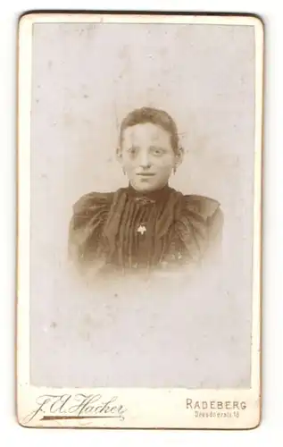 Fotografie J.U. Hacker, Radeberg, Portrait Mädchen in schwarzer Bluse