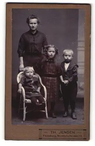 Fotografie Th. Jensen, Flensburg, Portrait Mutter mit ihren drei Kindern