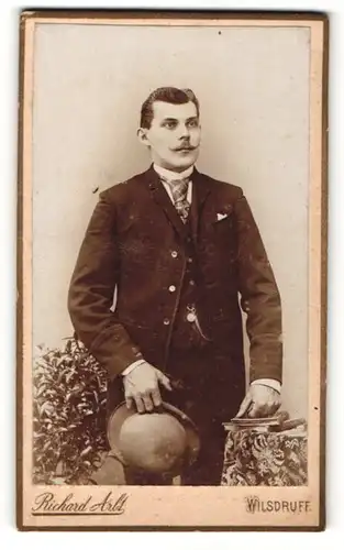 Fotografie Richard Arlt, Wilsdruff, Portrait junger Herr im schwarzen Anzug mit Krawatte