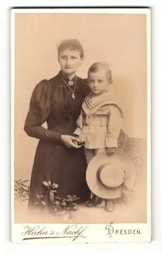 Fotografie Hahn`s Nachf., Dresden, Portrait bürgerliche Dame und kleiner Junge im Matrosenanzug mit Hut