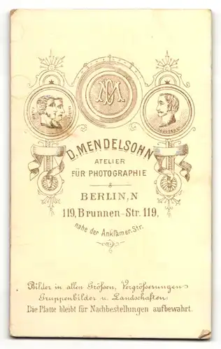 Fotografie D. Mendelsohn, Berlin, Portrait elegant gekleideter Herr mit Zigarre an Sockel gelehnt