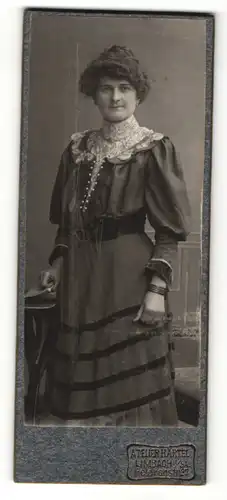 Fotografie Atelier Härtel, Limbach i / Sa., Portrait hübsch gekleidete Dame mit Hochsteckfrisur