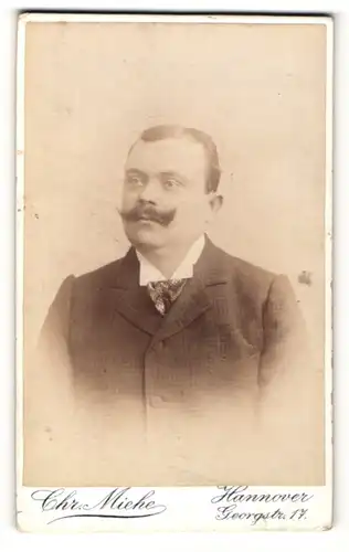 Fotografie Chr. Miehe, Hannover, Portrait bürgerlicher Herr im Anzug mit Krawatte und Schnauzbart