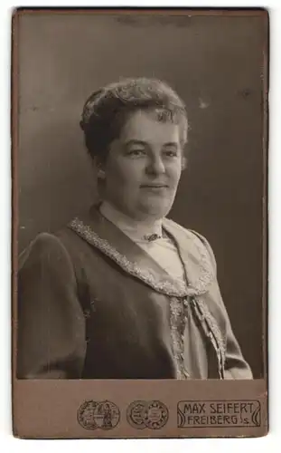 Fotografie Max Seifert, Freiberg i/S, Portrait Dame mit zusammengebundenem Haar