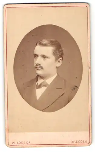 Fotografie W. Loeber, Dresden, Portrait junger Herr mit zurückgekämmtem Haar und Oberlippenbart