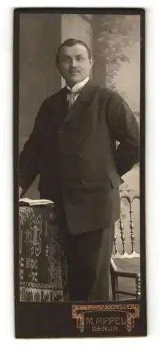 Fotografie M. Appel, Berlin, Portrait Herr in Anzug
