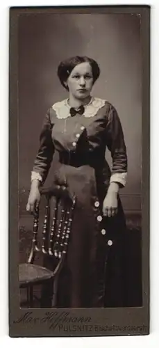 Fotografie Max Hoffmann, Pulsnitz, Portrait junge Frau in feierlicher Kleidung