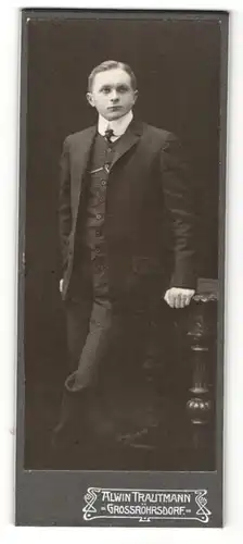 Fotografie Alwin Trautmann, Grossröhrsdorf, Portrait junger Herr in kleinkariertem Anzug