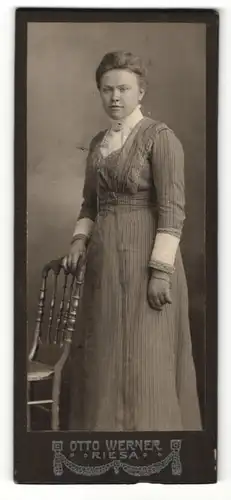 Fotografie Otto Werner, Riesa, Frau stehend im Kleid, mit zusammengebundenem Haar