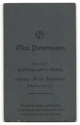 Fotografie Max Petermann, Leipzig-Klein Zschocher, Frau mit zusammengebundenen Haar und Spitze am Kleid