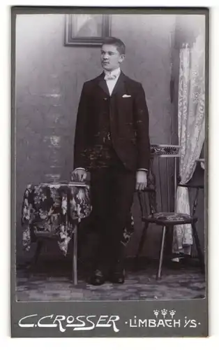 Fotografie C. Grosser, Limbach i. S., zur Seite blickender junger Mann im ANzug