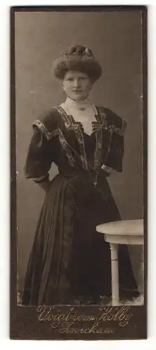 Fotografie Voigt vorm. Kolby, Zwickau, Portrait bürgerlich gekleidete Dame mit Hochsteckfrisur