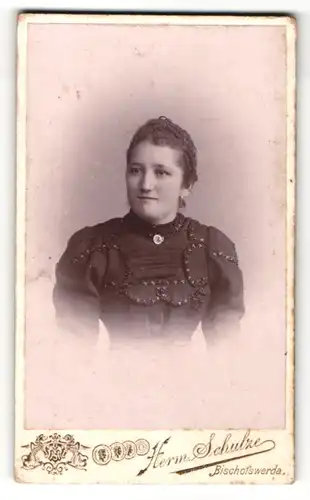 Fotografie Herm. Schulze, Bischofwerda, Portrait bürgerlich gekleidete Dame mit Kragenbrosche