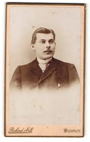 Fotografie Richard Arlt, Wilsdruff, Portrait bürgerlicher Herr im Anzug mit Krawatte und Zwirbelbart
