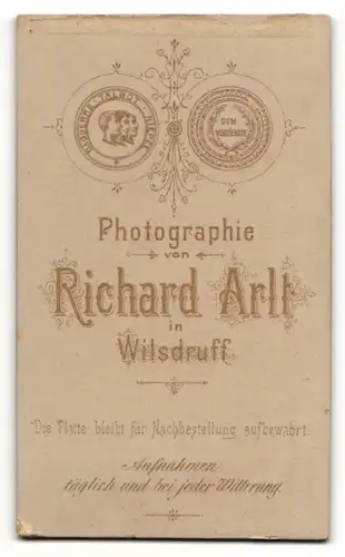 Fotografie Richard Arlt, Wilsdruff, Portrait bürgerlicher Herr im Anzug mit Krawatte und Zwirbelbart