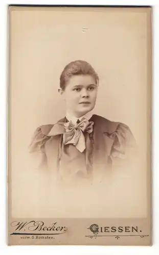 Fotografie W. Becker, Giessen, Portrait wunderschönes Fräulein mit karierter Schleife am Kragen