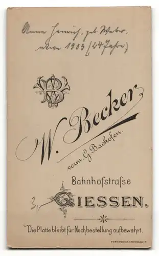 Fotografie W. Becker, Giessen, Portrait wunderschönes Fräulein mit karierter Schleife am Kragen