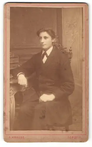 Fotografie A. Krause, Forst i. L., Portrait dunkelhaariger junger Mann im Anzug am Tisch sitzend