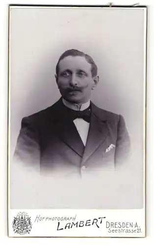 Fotografie Lambert, Dresden-A., Portrait stattlicher junger Mann mit Schnurrbart