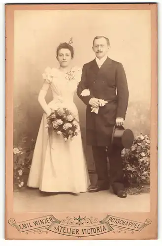 Fotografie Emil Winzer, Potschappel, Portrait bürgerliches Paar in hübscher Hochzeitskleidung mit Blumenstrauss