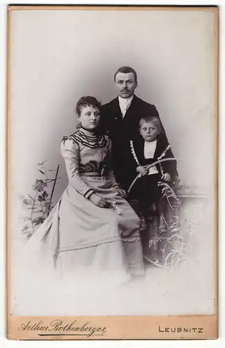 Fotografie Arthur Rothenberger, Leubnitz, Portrait elegant gekleidetes Paar und Sohn mit Reifen