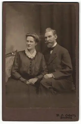 Fotografie M. B. Schultz, Flensburg, Portrait stattlich elegant gekleidetes Paar