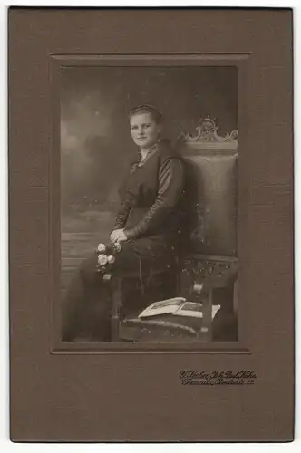 Fotografie G. Seeber, Chemnitz, Portrait schönes lächelndes Fräulein mit Rosen in der Hand