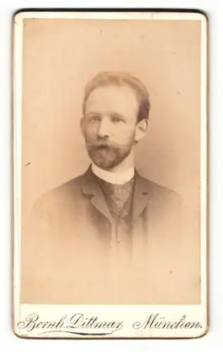 Fotografie Bernh. Dittmar, München, Portrait Mann mit Vollbart