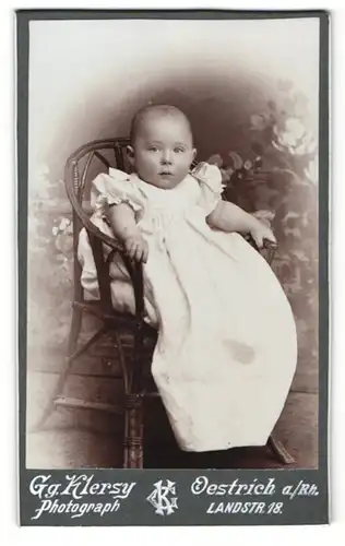 Fotografie Gg. Klersy, Oestrich / Rhein, Baby im Taufkleid