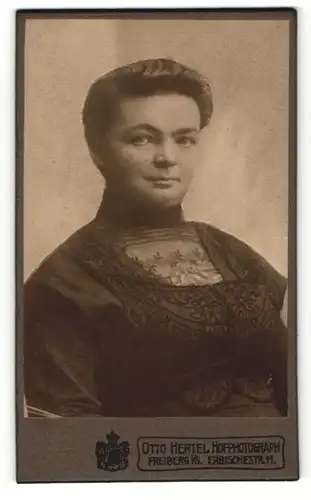 Fotografie Otto Hertel, Freiberg i. S., Portrait Hausfrau trägt schwarzes Kleid mit Spitze