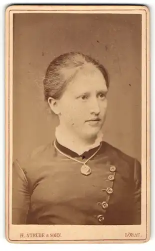 Fotografie H. Strube & Sohn, Löbau, Portrait junge Dame mit Halskette & Anhänger