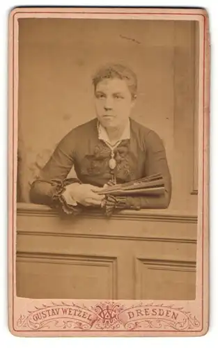 Fotografie Gustav Wetzel, Dresden, Hausfrau mit Schmuck und Fächer