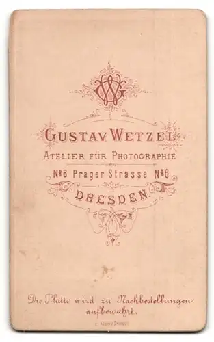Fotografie Gustav Wetzel, Dresden, Hausfrau mit Schmuck und Fächer