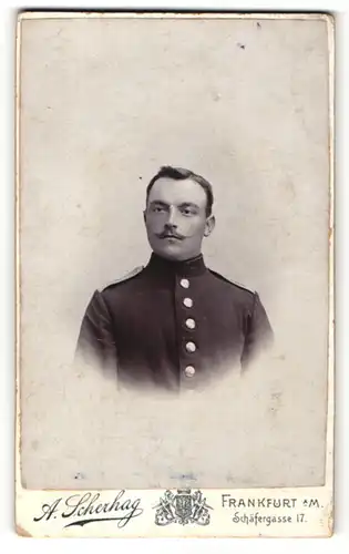 Fotografie A. Scherhag, Frankfurt / Main, Portrait dunkelhaariger stattlicher Soldat in Uniform