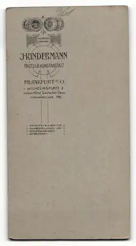 Fotografie J. Kindermann, Frankfurt a. O., Portrait dunkelhaarige Schönheit in eleganter Seidenbluse