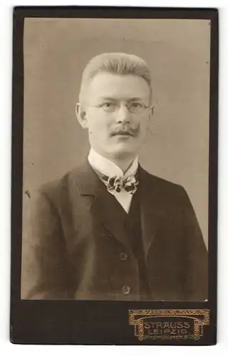 Fotografie Atelier Strauss, Leipzig, Portrait blonder junger Mann mit Brille und Schnurrbart
