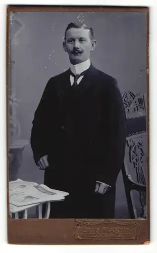 Fotografie Otto Martin, Dresden-Löbtau, Portrait Herr in eleganter Kleidung mit Krawatte und Schnauzbart