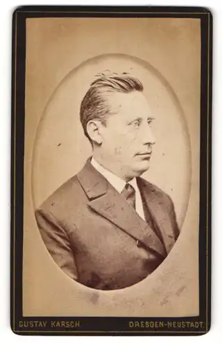 Fotografie Gustav Karsch, Dresden-Neustadt, Portrait bürgerlicher Herr im Anzug mit Krawatte