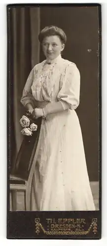 Fotografie Atelier Eppler, Dresden, Dame mit Blumenstrauss trägt weisses Kleid