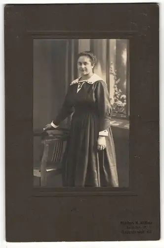 Fotografie H. Krätzer, Dresden-A, Portrait junge Frau in zeitgenöss. Kleidung