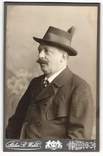 Fotografie B. Wehle, Dresden, Portrait Herr mit Schnauzbart in Anzug mit Hut