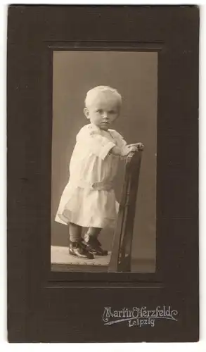 Fotografie Martin Herzfeld, Leipzig, Kleinkind im weissen Kleid