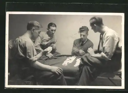 Foto-AK Männer beim Kartenspiel