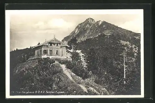 AK Tegelberg-Haus, Berghütte mit Berg im Hintergrund