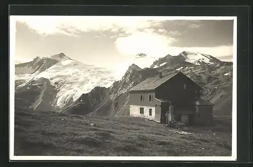 AK Tuxerjoch-Berghütte im Zillertal mit Gebirge im Hintergrund